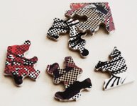 Quelques pièces de ce second puzzle font ressortir les trames de la sérigraphie.